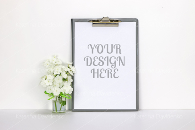 Clipboard mockup with white flowers
