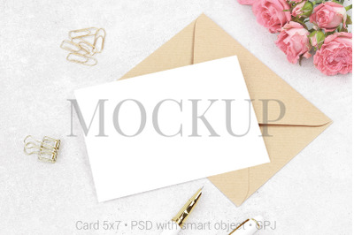 Mockup invitation card with bouquet roses