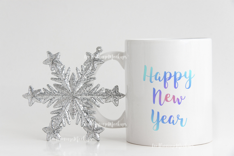 winter-holiday-coffee-mug-mock-up-minimal