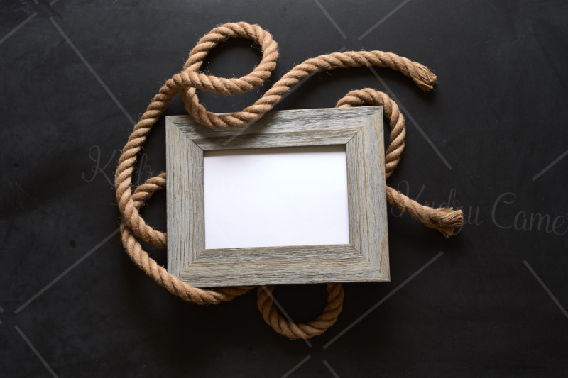 nautical-rustic-rope-and-wood-picture-frames-on-chalkboard-background-mockup