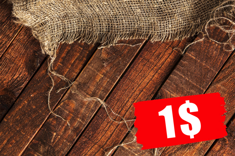 burlap-cloth-on-wooden-background