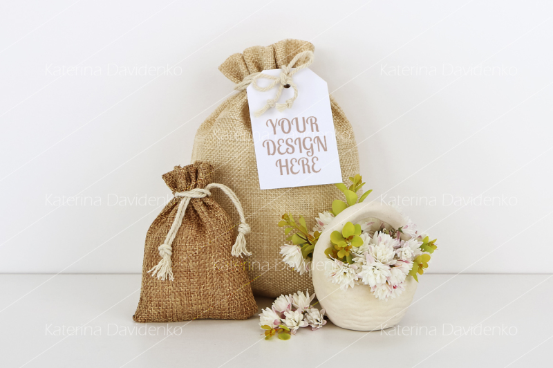 bags-with-empty-tag-mockup-flowers