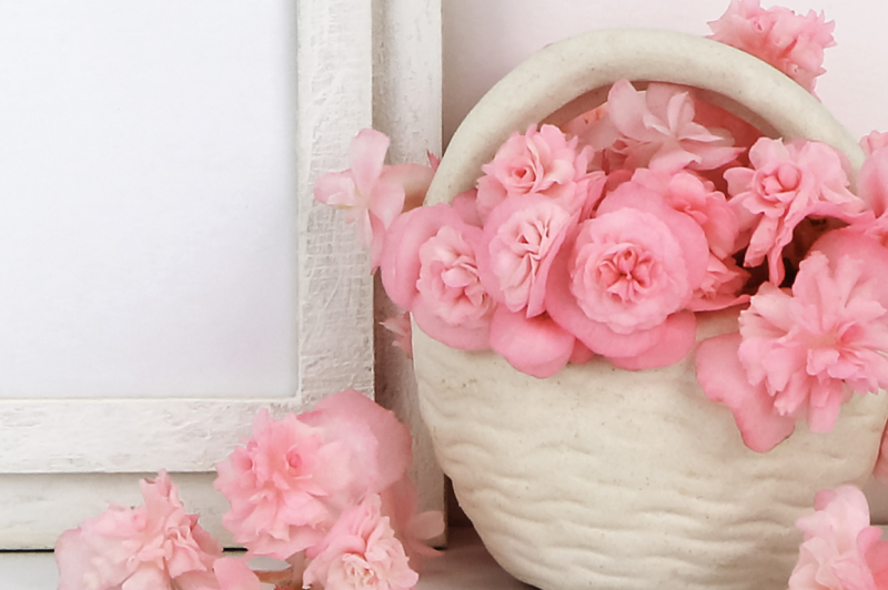 vertical-wooden-frame-mockup-with-pink-flowers-basket