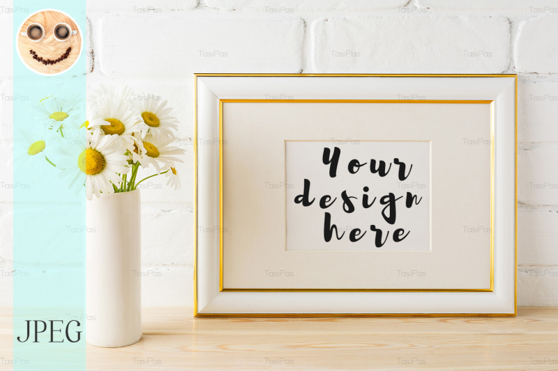 gold-decorated-landscape-frame-mockup-with-daisy-flower-in-vase