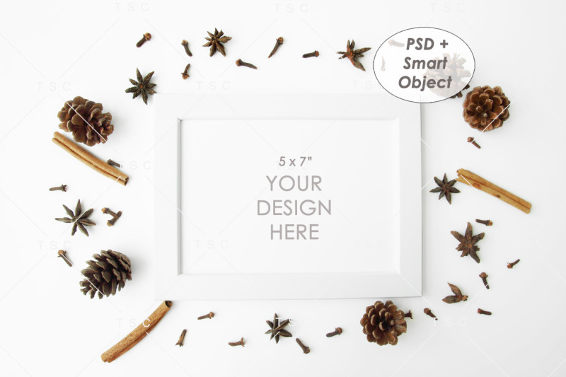 Free Border made of petals, white background, flatlay, copy space, top view (PSD Mockups)