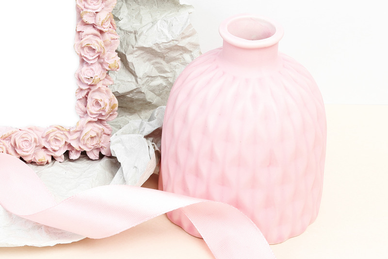 mockup-photo-with-pink-vase-and-ribbon