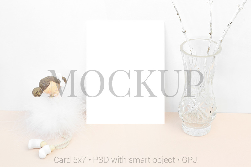 mockup-card-with-statuette-and-bowl