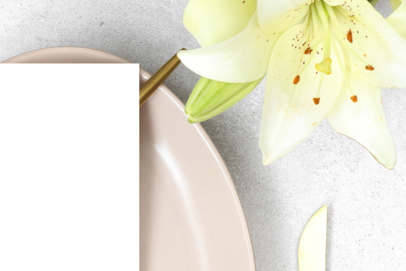 mockup-wedding-menu-with-gold-cutlery-and-lilies