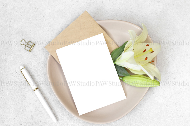 mockup-invitation-card-with-white-pen-and-flowers