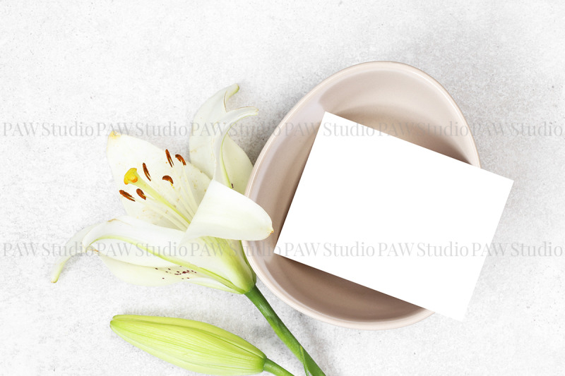 mockup-wedding-number-card-with-flowers-on-grey-background