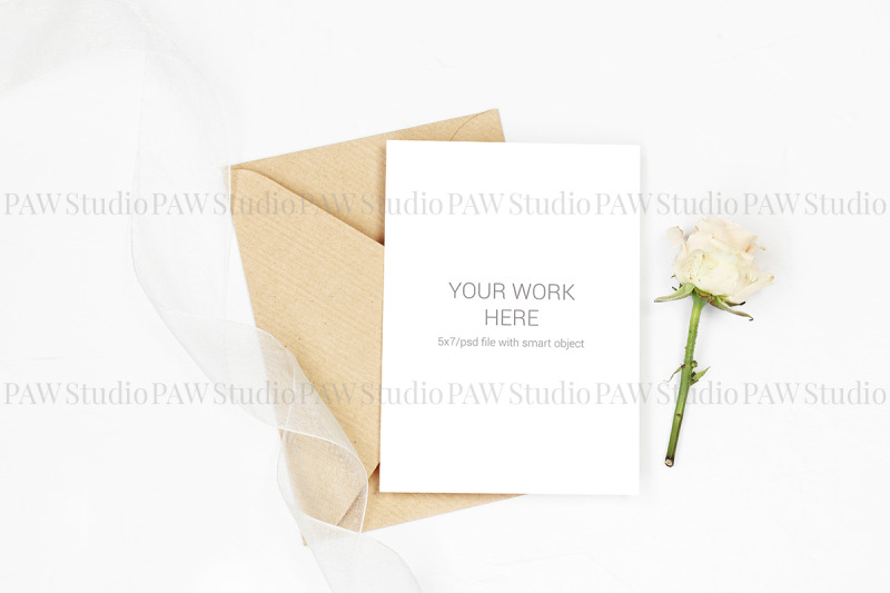 mockup-invitation-card-with-envelope-rose-and-ribbon