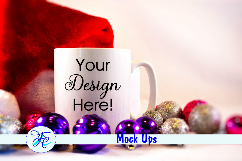 christmas-cup-mock-up-with-bulbs