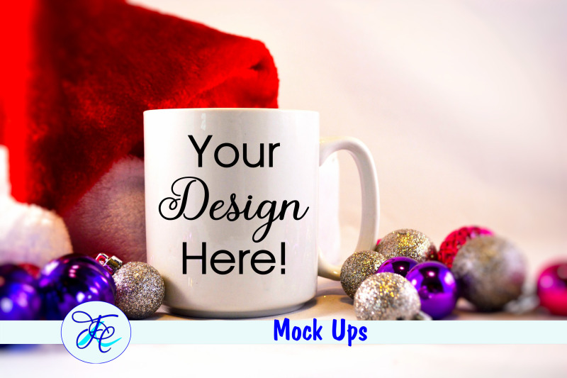 christmas-cup-mock-up-with-bulbs