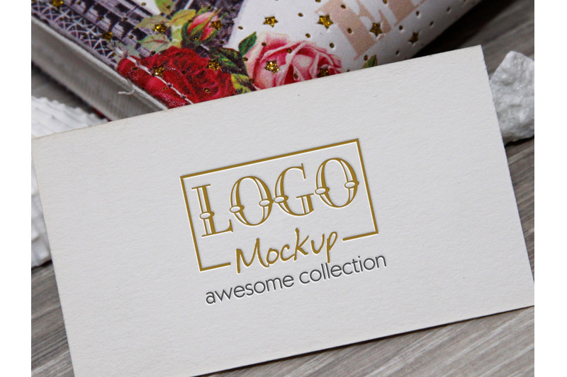 logo-mockup-with-white-stones-and-seashels-design