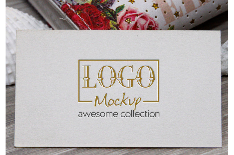 logo-mockup-with-white-stones-and-seashels-design