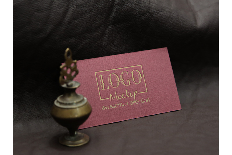 logo-mockup-with-vintage-miniature-lamp-design