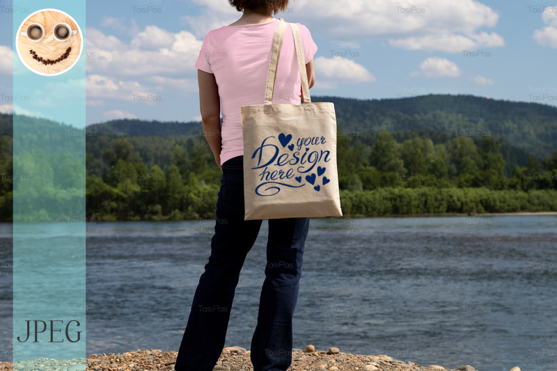 woman-in-pink-tee-holding-tote-bag-mockup