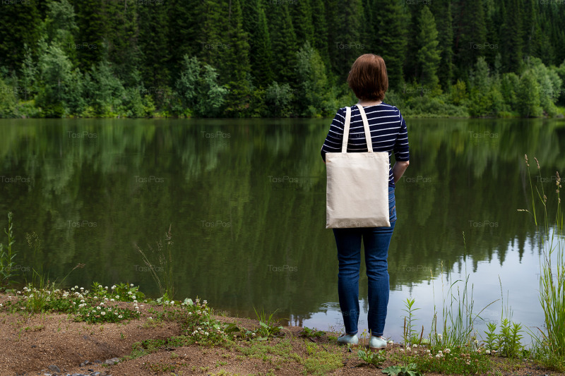 woman-carrying-tote-bag-on-the-lake-shore-mockup