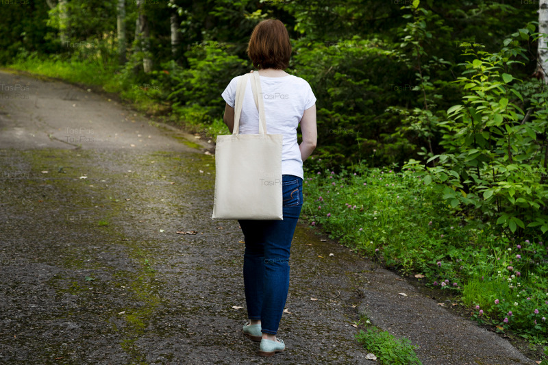 walking-woman-holding-tote-bag-mockup