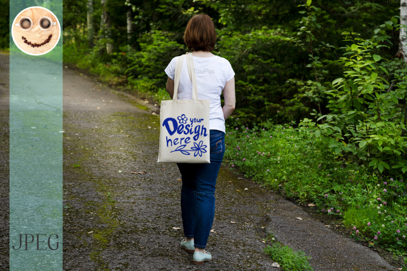 walking-woman-holding-tote-bag-mockup
