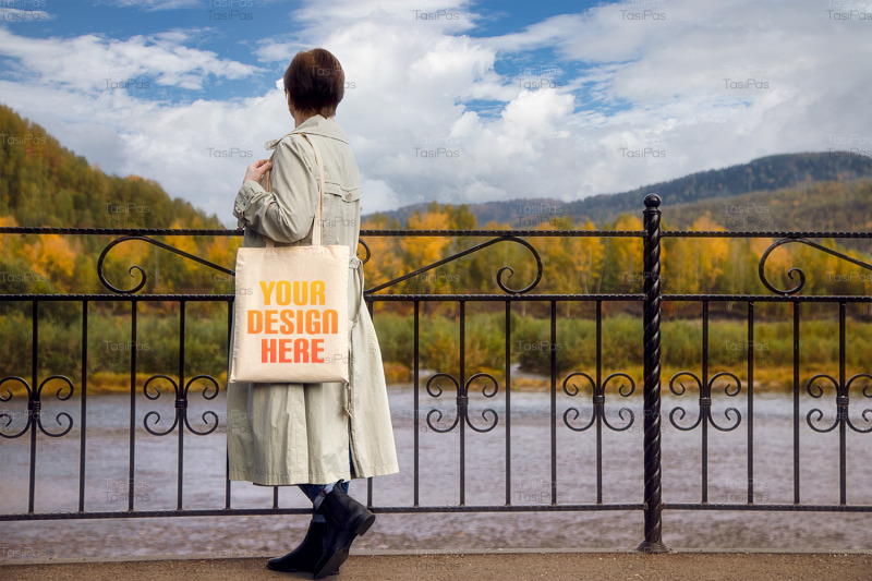 woman-in-classic-trench-coat-holding-tote-bag-mockup