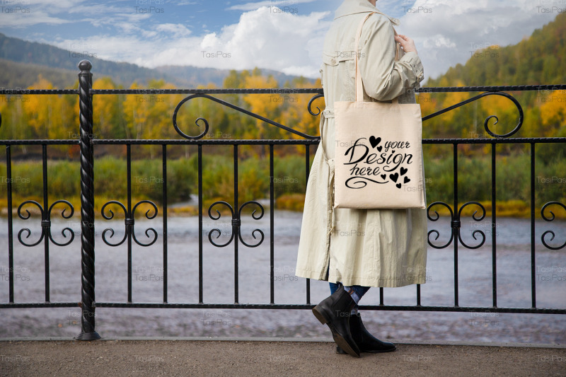 woman-in-beige-trench-holding-tote-bag-mockup