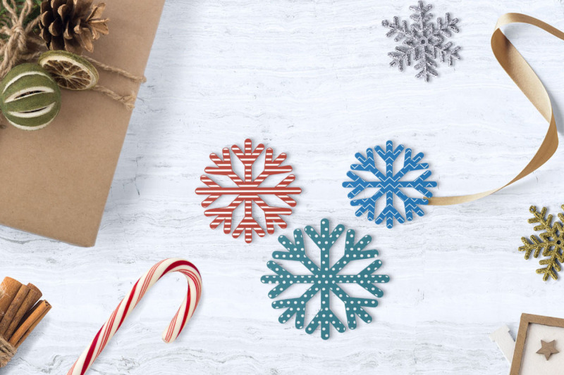 christmas-garland-snowflakes-with-an-ornament-svg-format