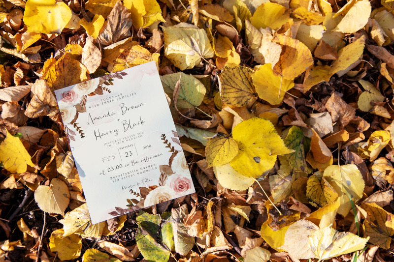 5x7-autumn-card-mockup-fall-mockup-greeting-card-psd-mockup-invitat