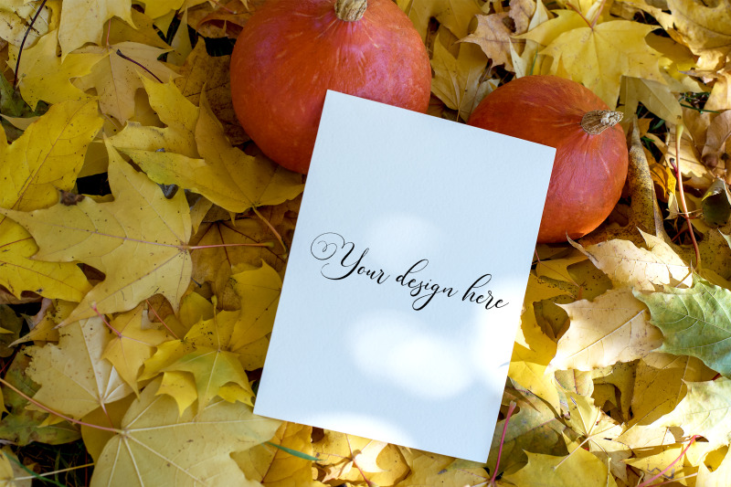 5x7-autumn-card-mockup-fall-mockup-greeting-card-psd-mockup-invitat