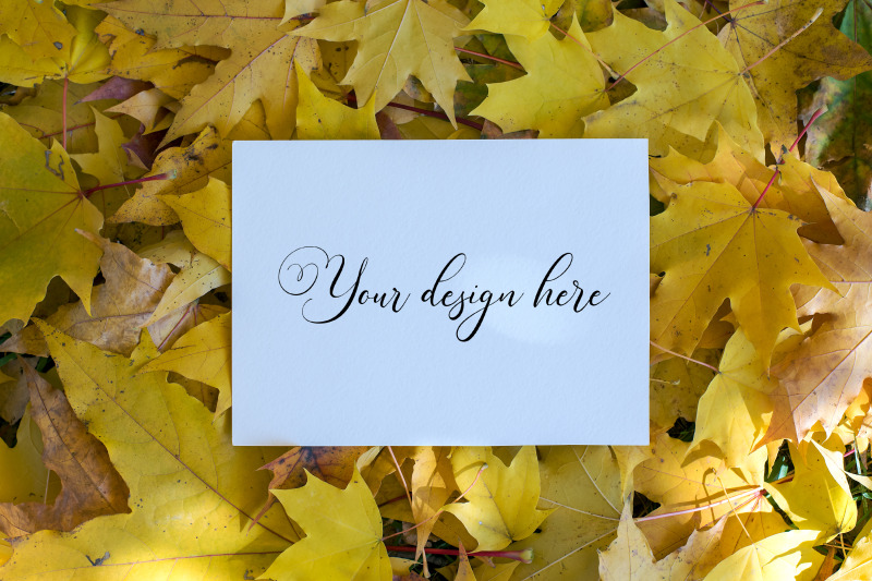 7x5-nbsp-autumn-card-mockup-fall-mockup-greeting-card-psd-mockup-invitat