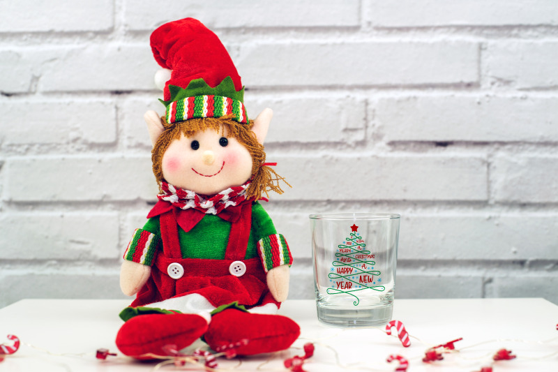 christmas-glass-mockup-stemless-wine-glass-psd-mockup-elf-mockup-117