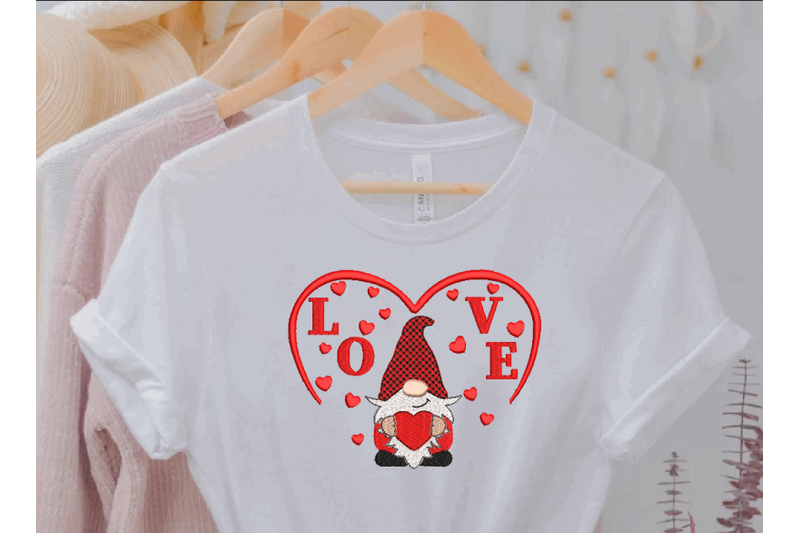 valentine-gnome-with-heart-machine-embroidery-design