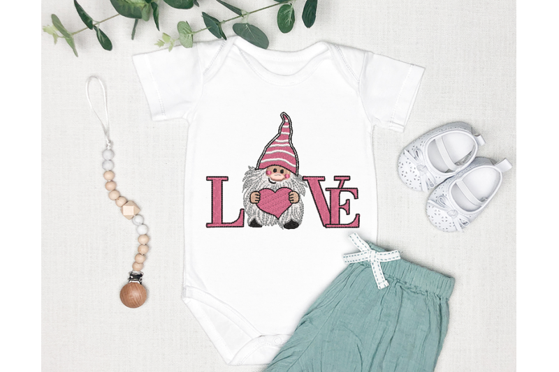 valentine-love-gnome-with-heart-machine-embroidery-design