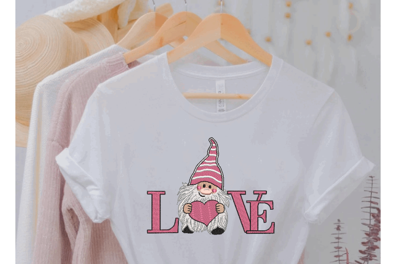 valentine-love-gnome-with-heart-machine-embroidery-design