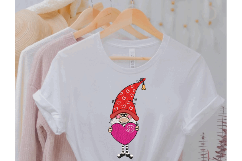 valentine-gnome-with-heart-machine-embroidery-design