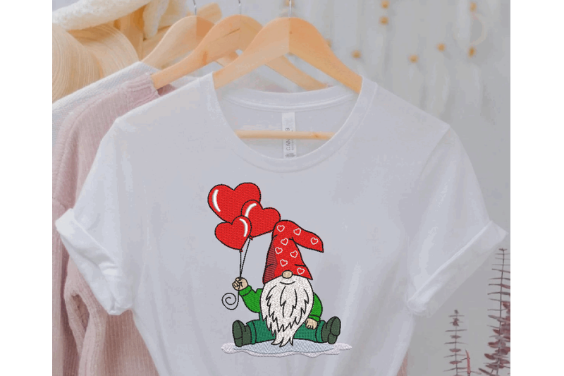 valentine-gnome-with-heart-balloons-machine-embroidery-design