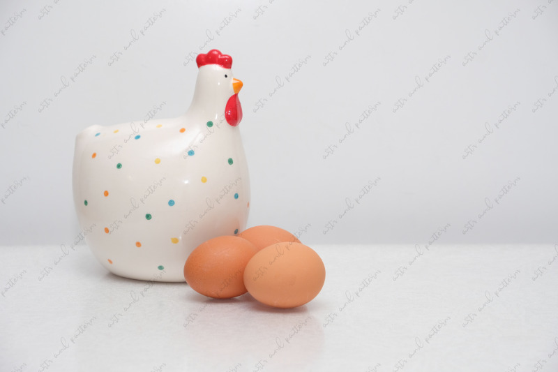 easter-chicken-and-egg-figurine-photo