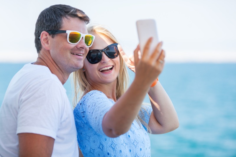 happy-summer-selfie-of-young-couple-in-sunglasses
