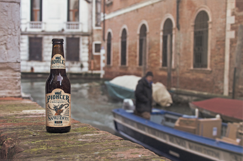 venetian-canal-duo-beer-mockup