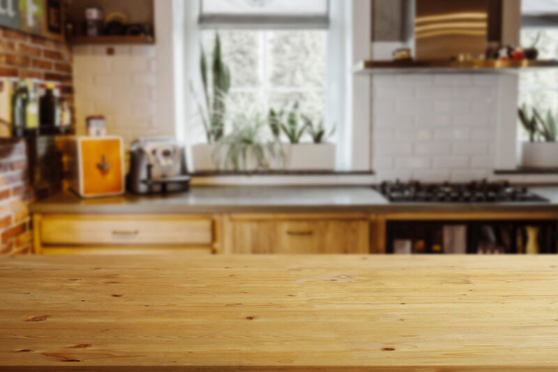 Bàn gỗ trống để trưng bày sản phẩm với phông nền nhà bếp mờ đem đến vẻ đẹp và phong cách sang trọng cho không gian phòng bếp của bạn. Nếu bạn đang muốn tạo ra những khu vực trưng bày sản phẩm thú vị và dễ thương, hãy khám phá hình ảnh liên quan để tìm kiếm ý tưởng và cảm hứng.